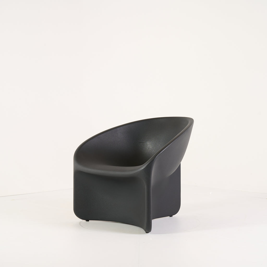 Bluff Chair by Heller in Black | Floor Sample – Very Good | Shop Now | MO-HLR-2302_06-1383-Hero Image-6