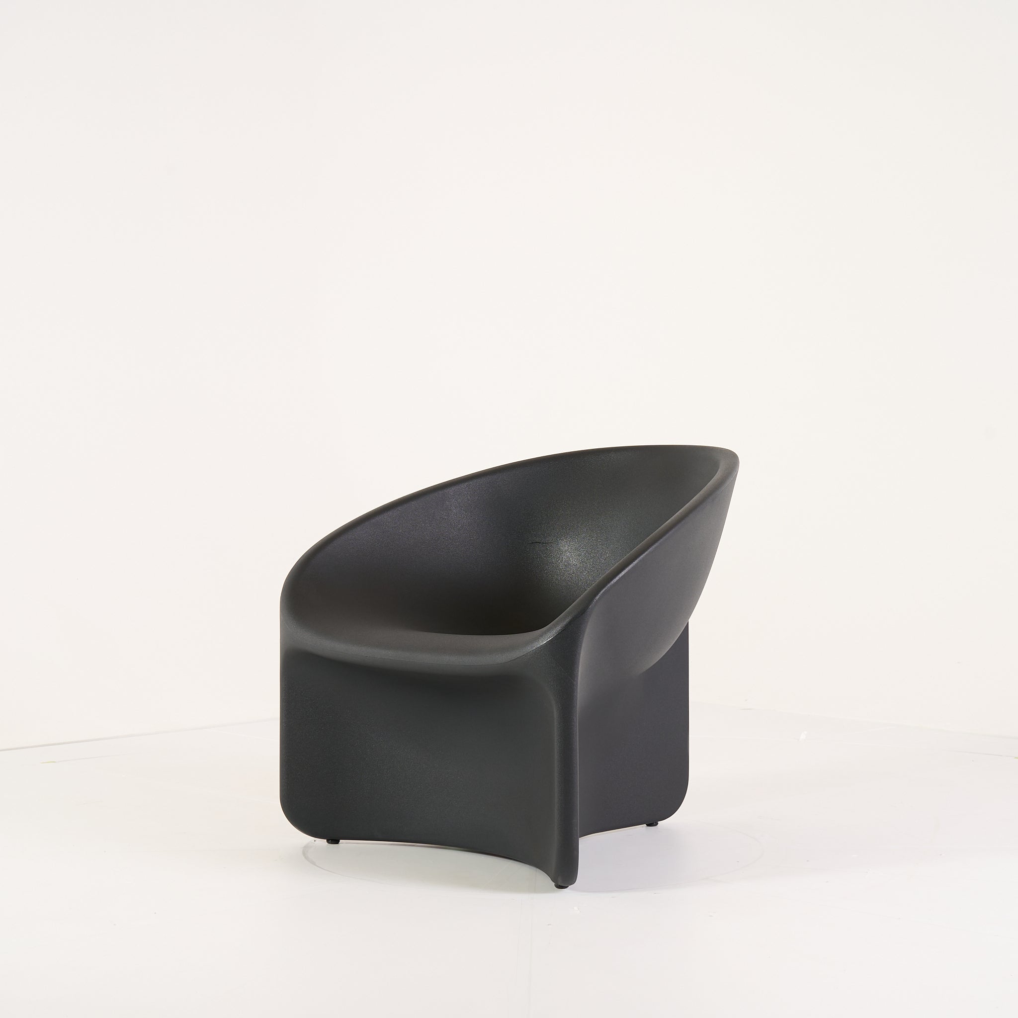 Bluff Chair by Heller in Black | Floor Sample – Very Good | Shop Now | MO-HLR-2302_06-1383-Hero Image-6