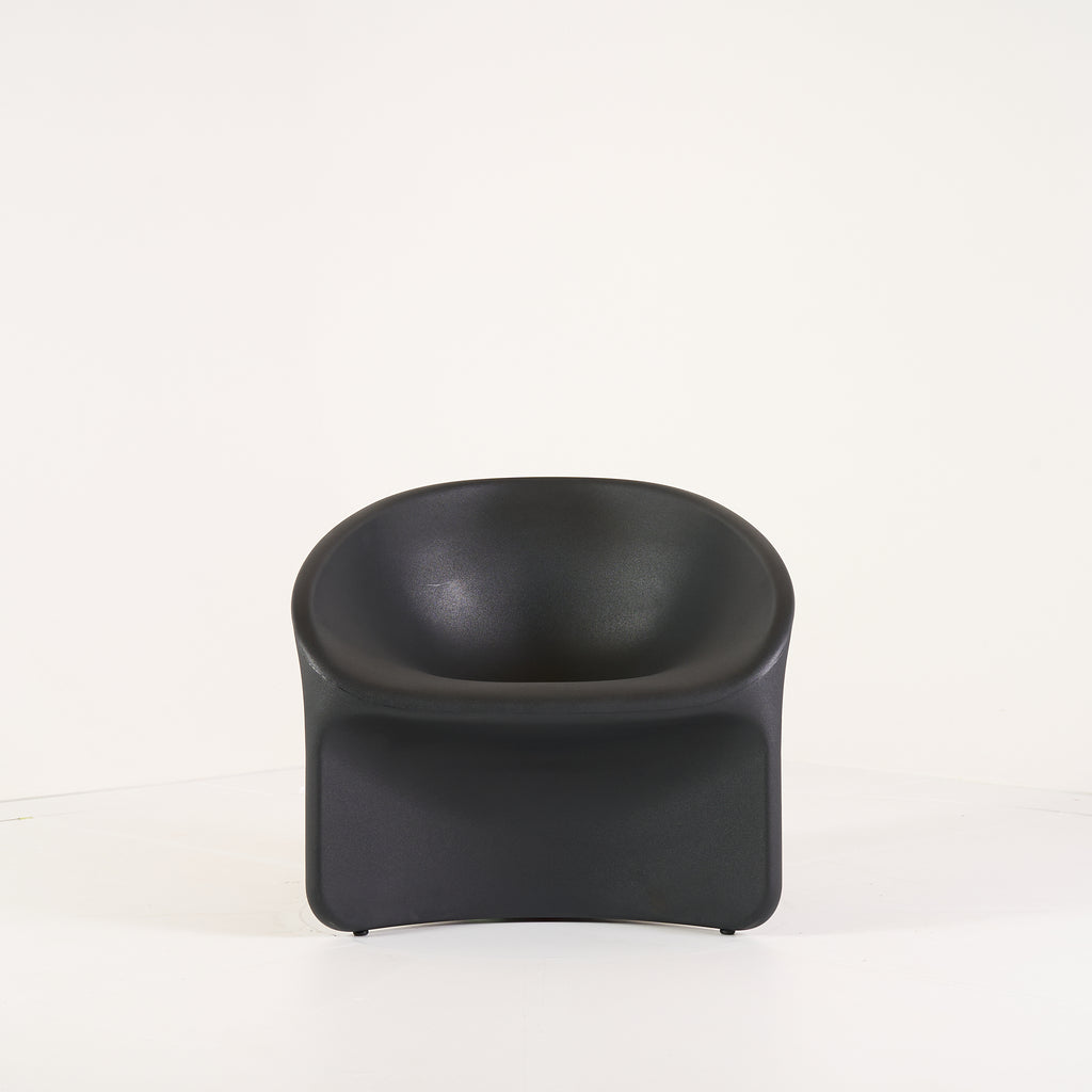 Bluff Chair by Heller in Black | Floor Sample – Very Good | Shop Now | MO-HLR-2302_06-1383-Hero Image-1