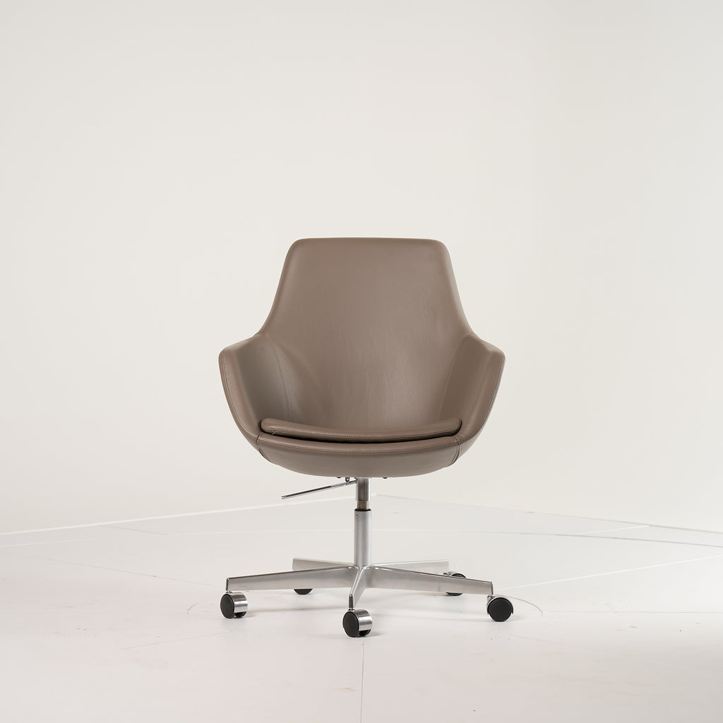 Little Giraffe Chair by Fritz Hansen in Essential Leather Stone / Chrome / Castors | Floor Sample – Very Good | Shop Now | MO-FHA-3211-117-Hero Image-6