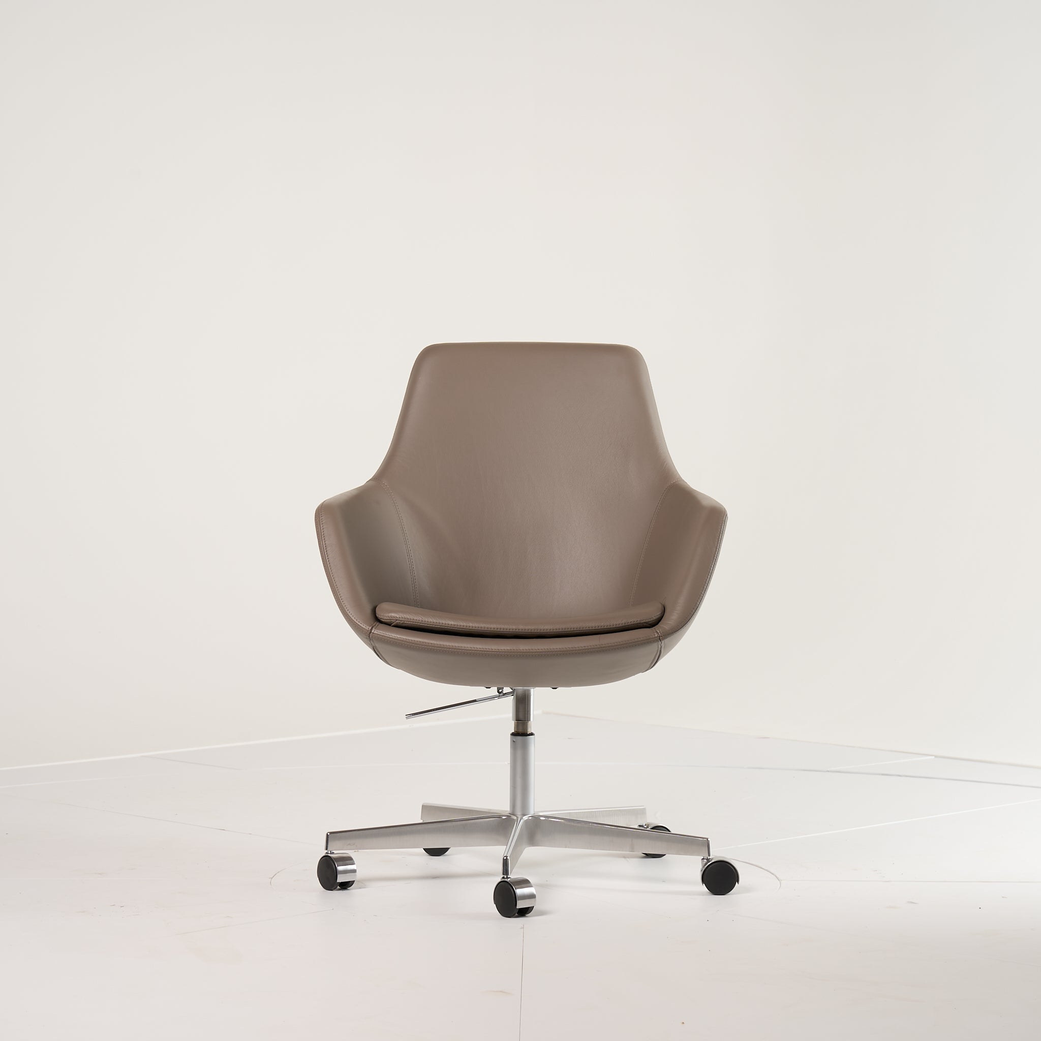 Little Giraffe Chair by Fritz Hansen in Essential Leather Stone / Chrome / Castors | Floor Sample – Very Good | Shop Now | MO-FHA-3211-117-Hero Image-6