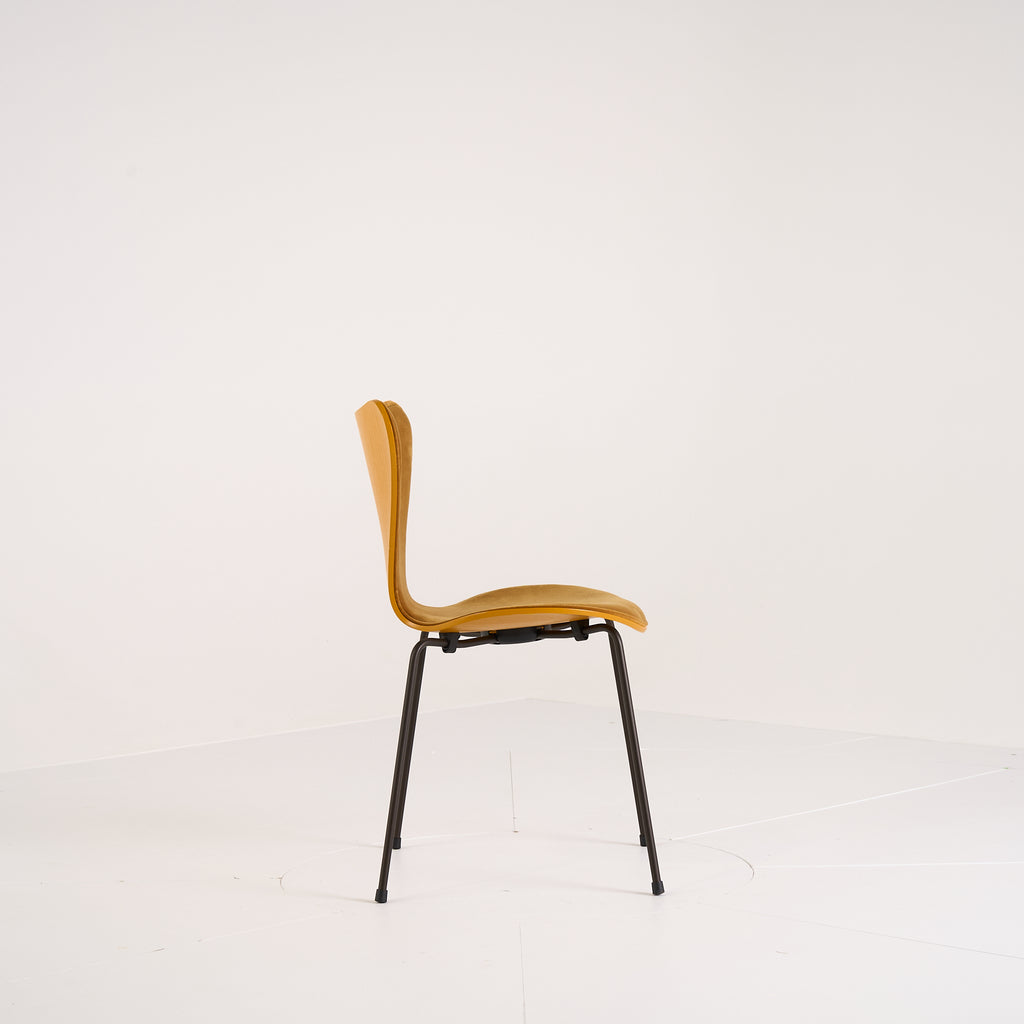 Series 7 Chair  by Fritz Hansen in Belfast Ochre / Burnt Yellow Ash / Brown Bronze | Floor Sample – Very Good | Shop Now | MO-FHA-3107FRU-62-Hero Image-4