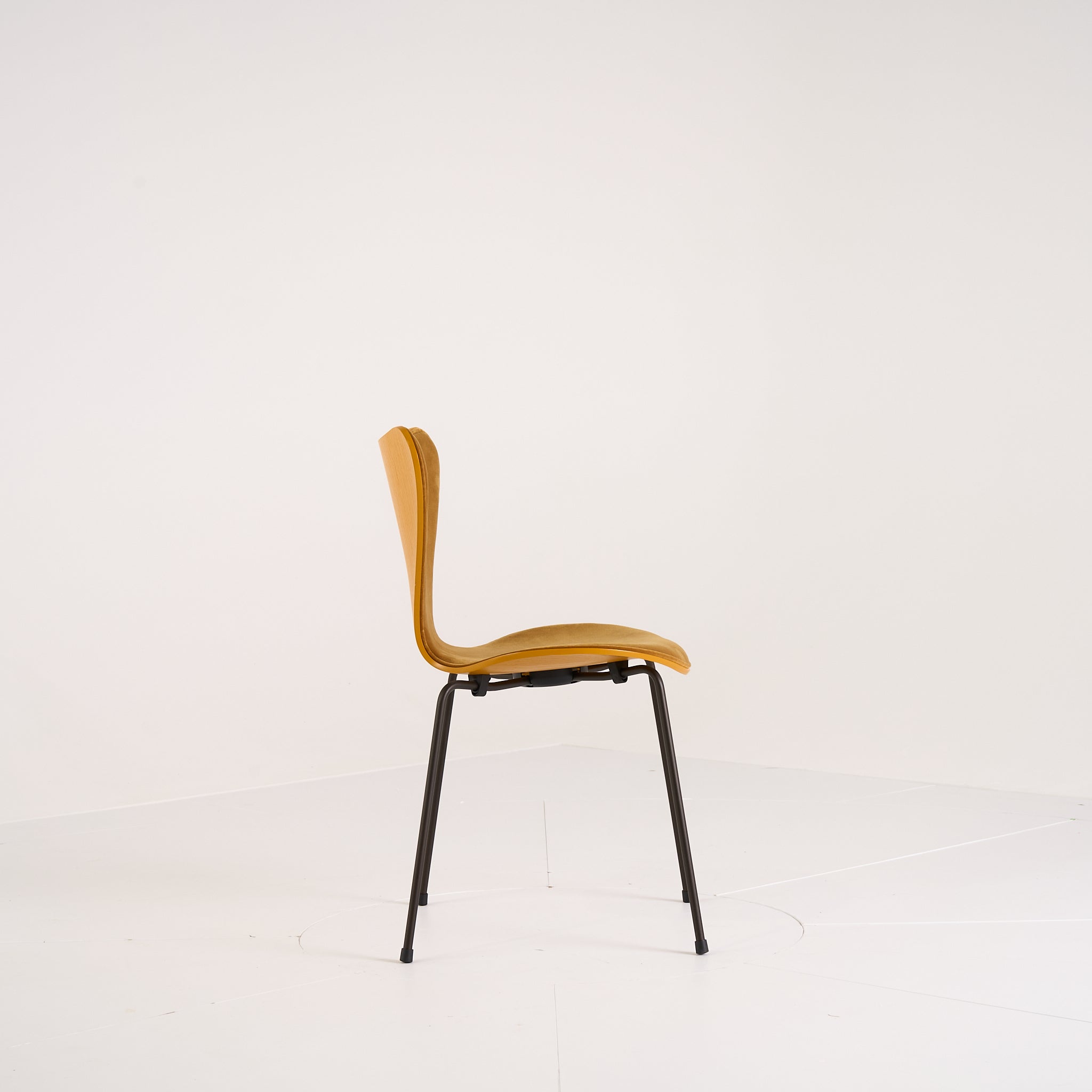 Series 7 Chair  by Fritz Hansen in Belfast Ochre / Burnt Yellow Ash / Brown Bronze | Floor Sample – Very Good | Shop Now | MO-FHA-3107FRU-62-Hero Image-4