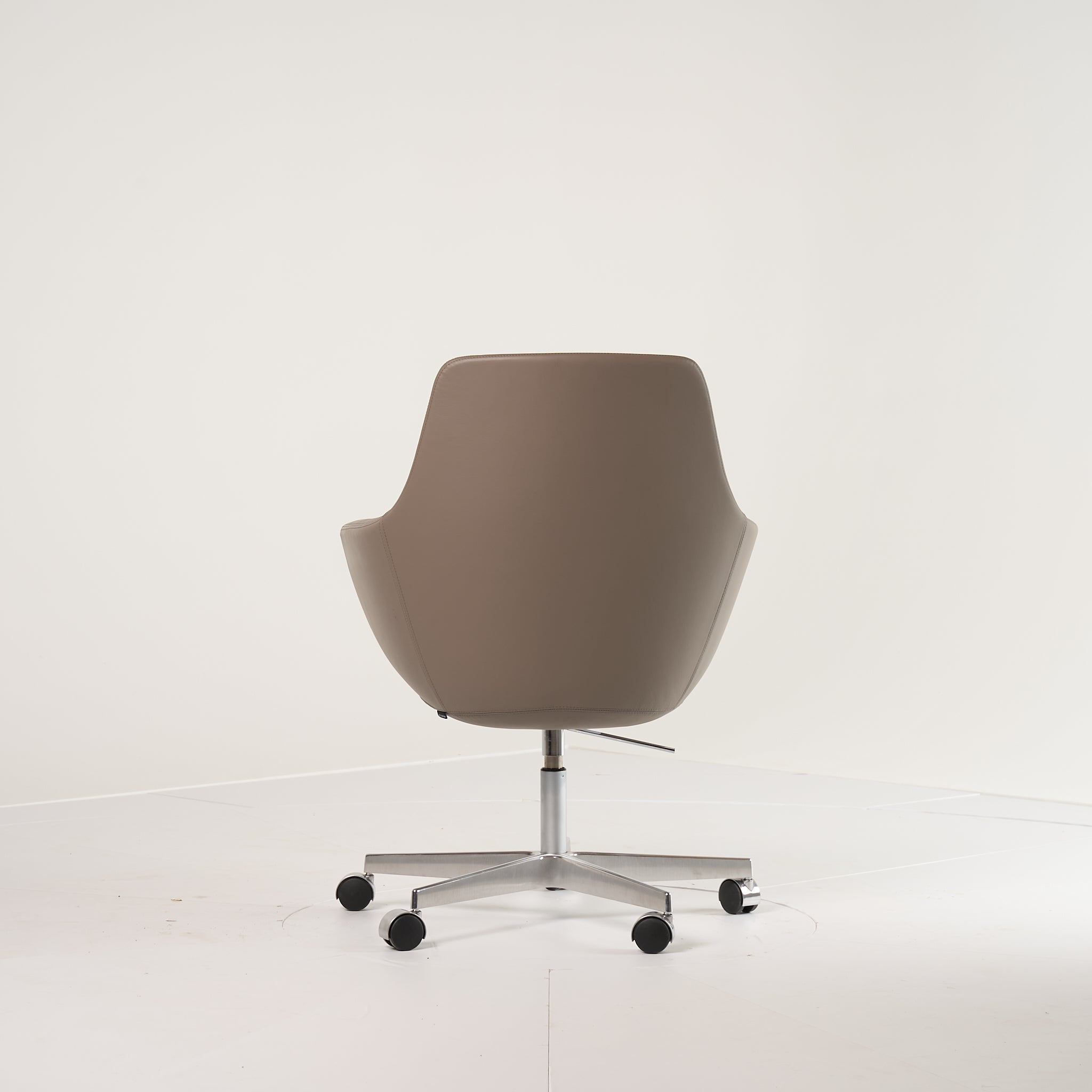 Little Giraffe Chair by Fritz Hansen in Essential Leather Stone / Chrome / Castors | Floor Sample – Very Good | Shop Now | MO-FHA-3211-117-Hero Image-2