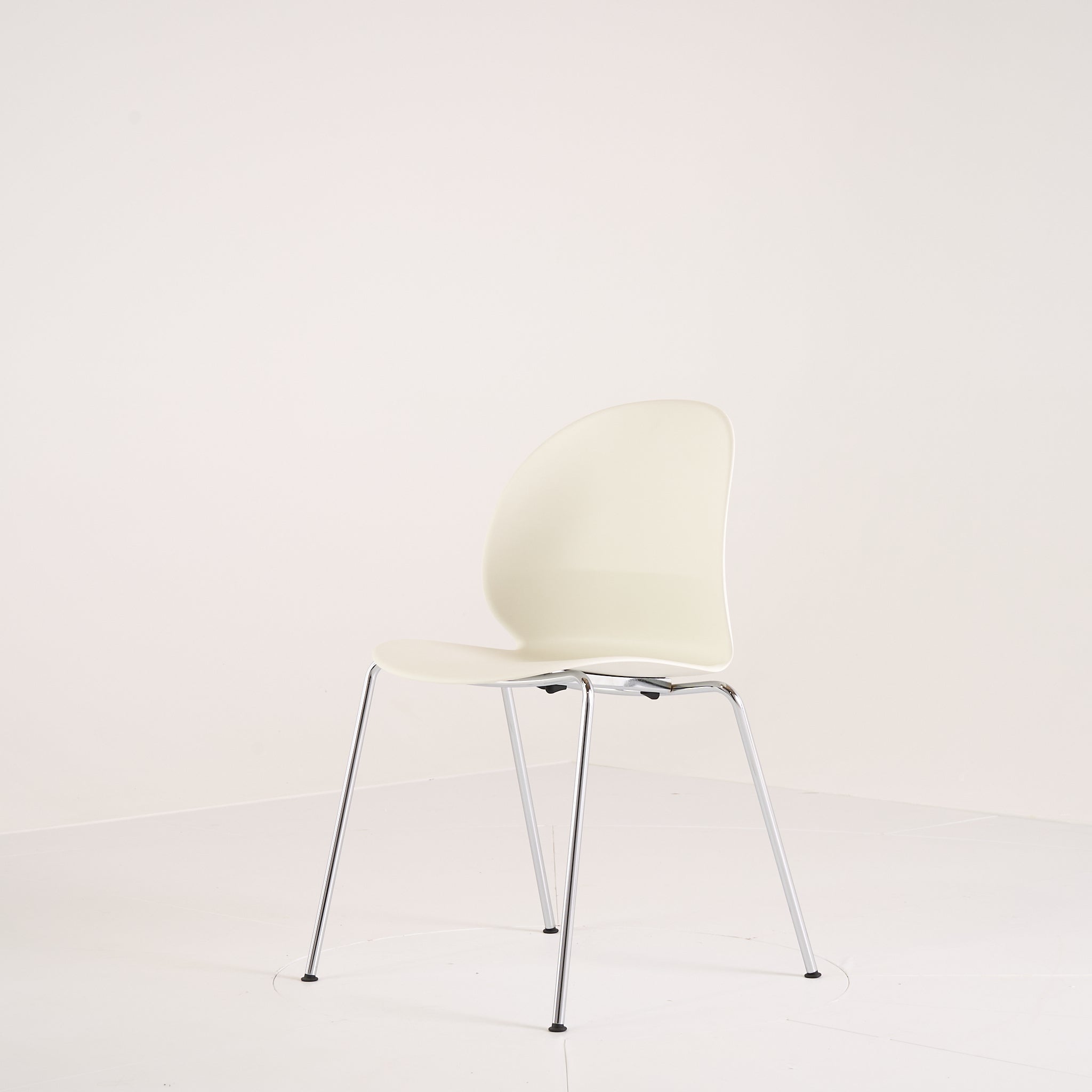 Recycle Chair by Fritz Hansen in Off White / Chrome | Well Loved – Fair | Shop Now | MO-FHA-N02_10_Chair-93-Hero Image-4