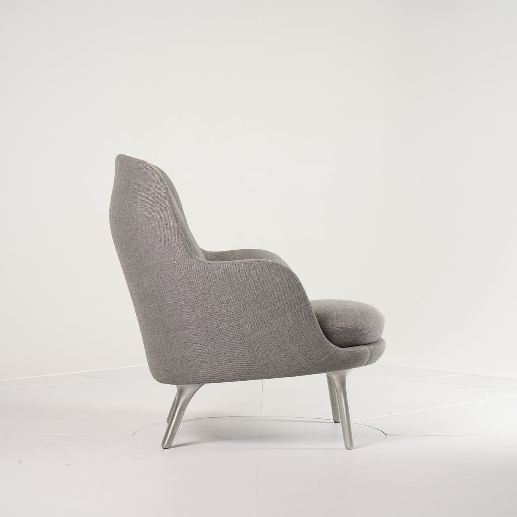 Fri Chair by Fritz Hansen in Light Grey / Brushed Aluminum | Open Box – Excellent | Shop Now | MO-FHA-JH4-44-Hero Image-3