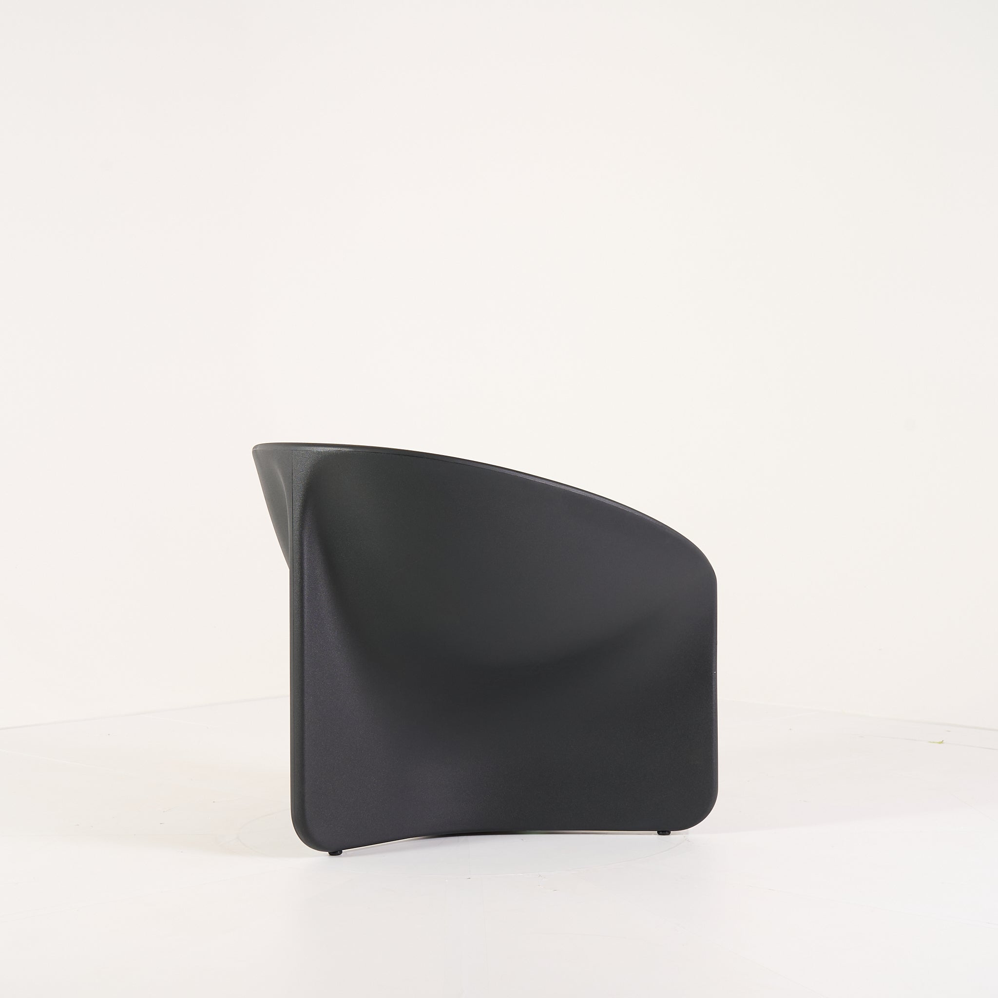 Bluff Chair by Heller in Black | Floor Sample – Very Good | Shop Now | MO-HLR-2302_06-1383-Hero Image-2