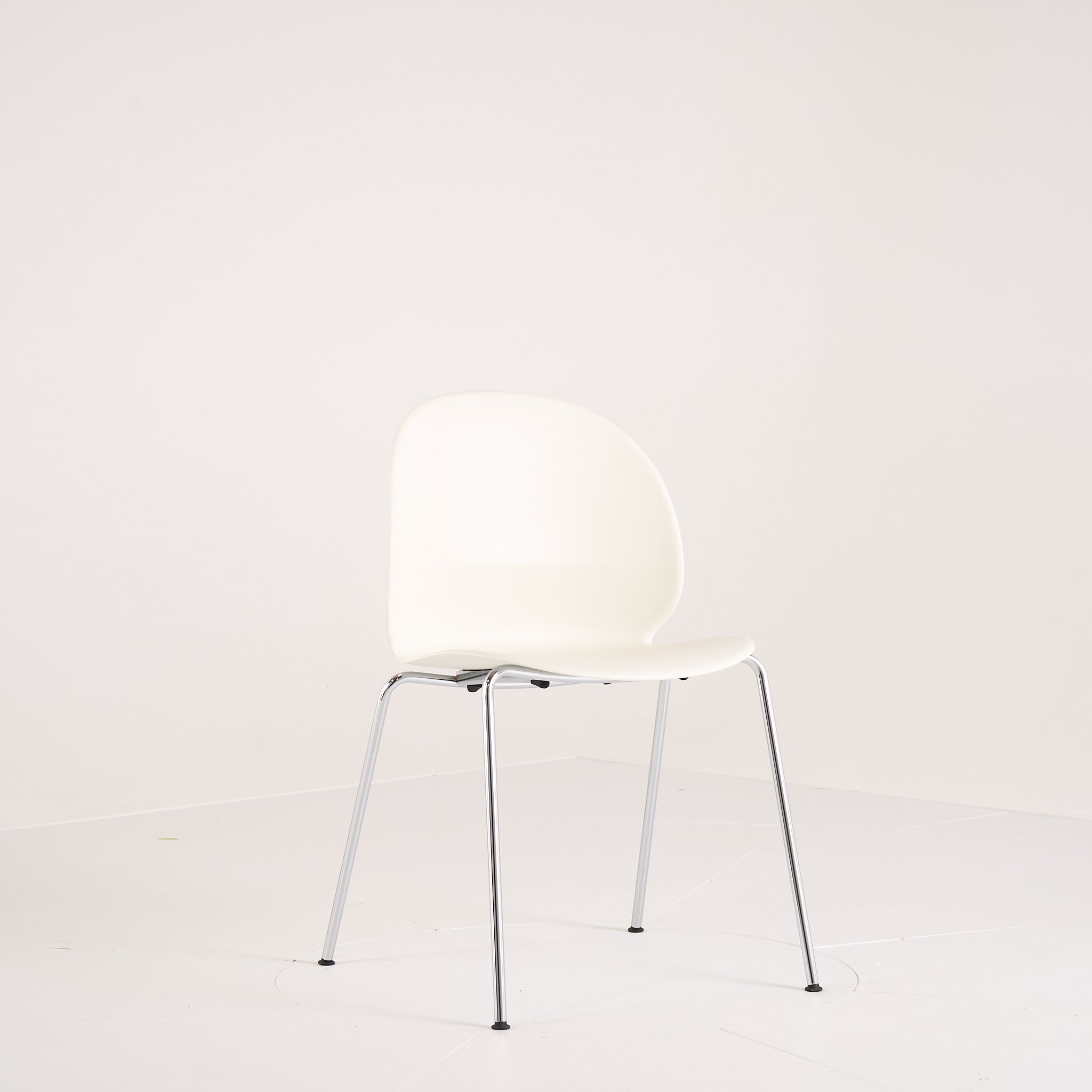 Recycle Chair by Fritz Hansen in Off White / Chrome | Well Loved – Fair | Shop Now | MO-FHA-N02_10_Chair-93-Hero Image-7