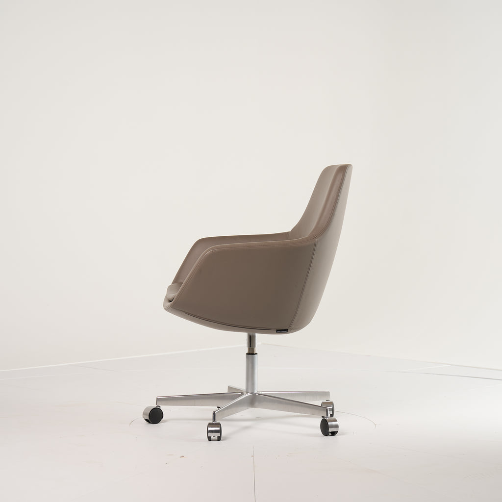Little Giraffe Chair by Fritz Hansen in Essential Leather Stone / Chrome / Castors | Floor Sample – Very Good | Shop Now | MO-FHA-3211-117-Hero Image-1