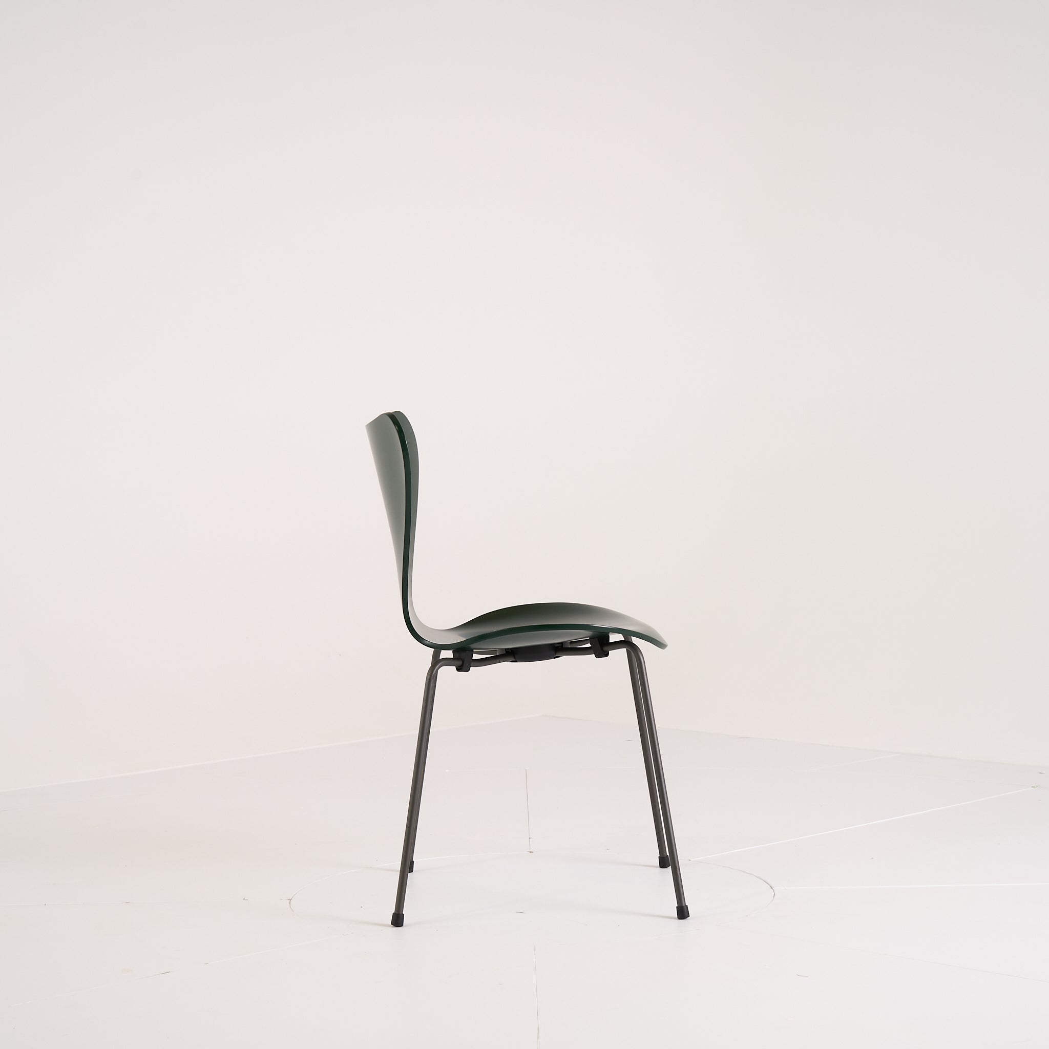 Series 7 Chair by Fritz Hansen in Evergreen Lacquer / Warm Graphite | Floor Sample – Very Good | Shop Now | MO-FHA-3107-64-Hero Image-6