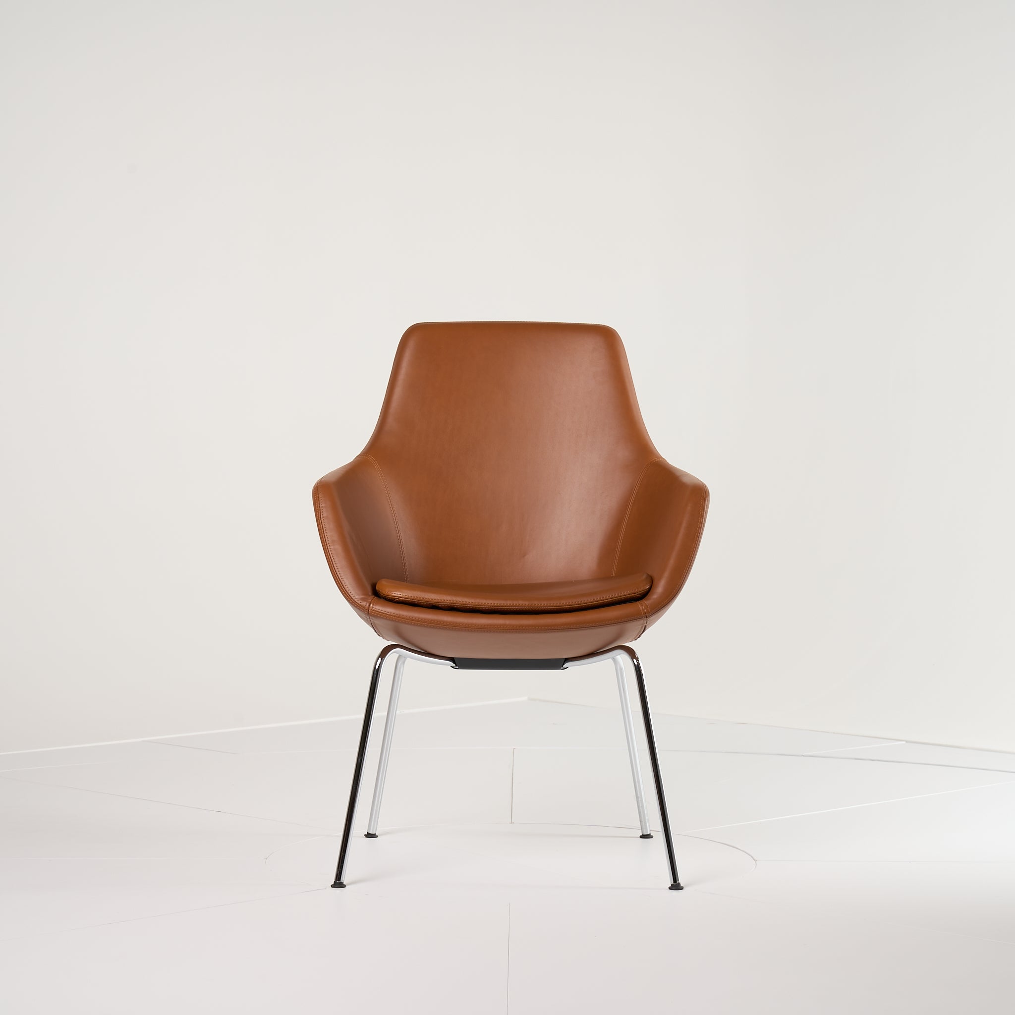 Little Giraffe Chair by Fritz Hansen in Four Legs, Soft Walnut Leather / Chrome | Floor Sample – Very Good | Shop Now | MO-FHA-3201-116-Hero Image-5