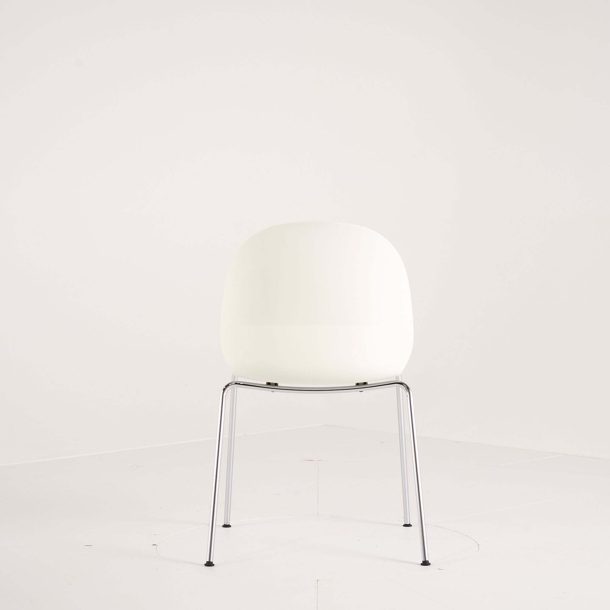 Recycle Chair by Fritz Hansen in Off White / Chrome | Well Loved – Fair | Shop Now | MO-FHA-N02_10_Chair-93-Hero Image-5