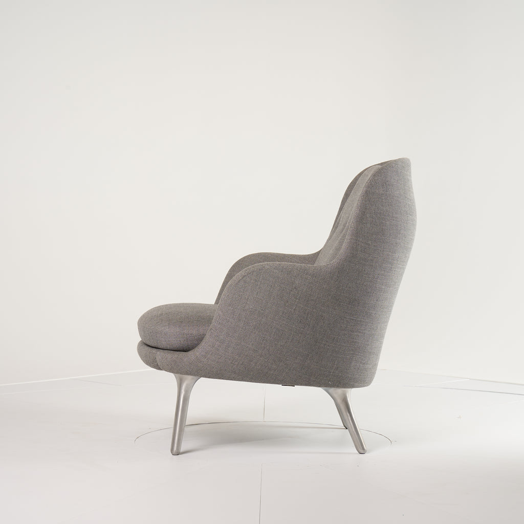 Fri Chair by Fritz Hansen in Light Grey / Brushed Aluminum | Open Box – Excellent | Shop Now | MO-FHA-JH4-44-Hero Image-6