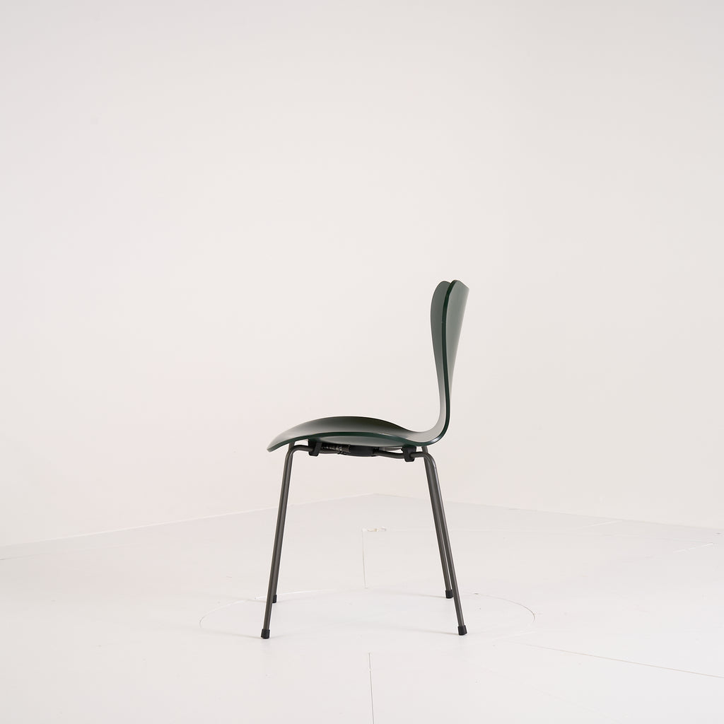 Series 7 Chair by Fritz Hansen in Evergreen Lacquer / Warm Graphite | Floor Sample – Very Good | Shop Now | MO-FHA-3107-64-Hero Image-2
