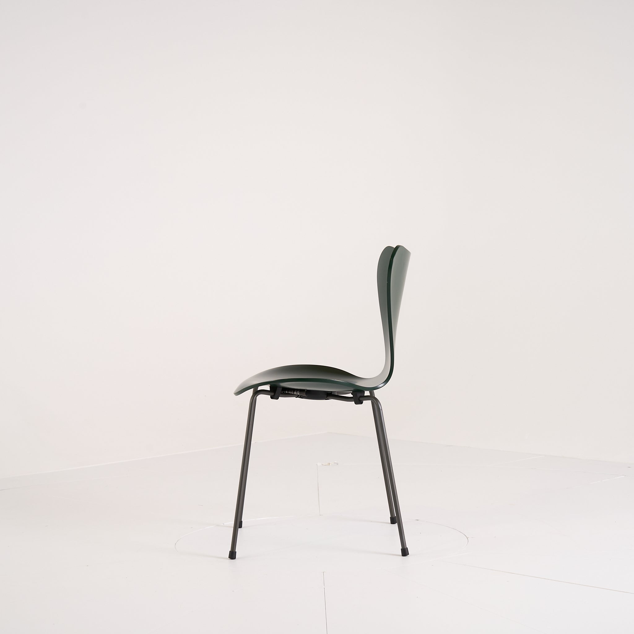 Series 7 Chair by Fritz Hansen in Evergreen Lacquer / Warm Graphite | Floor Sample – Very Good | Shop Now | MO-FHA-3107-64-Hero Image-2
