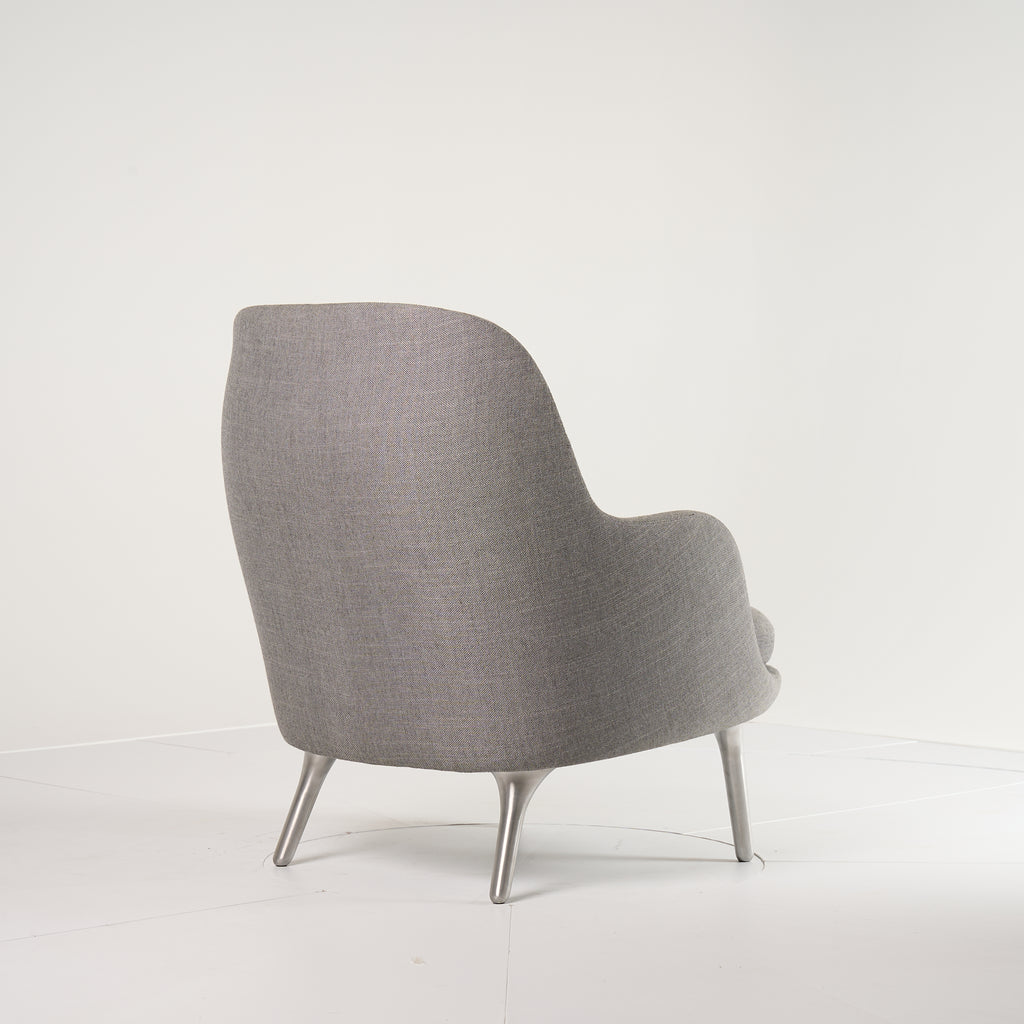 Fri Chair by Fritz Hansen in Light Grey / Brushed Aluminum | Open Box – Excellent | Shop Now | MO-FHA-JH4-44-Hero Image-7