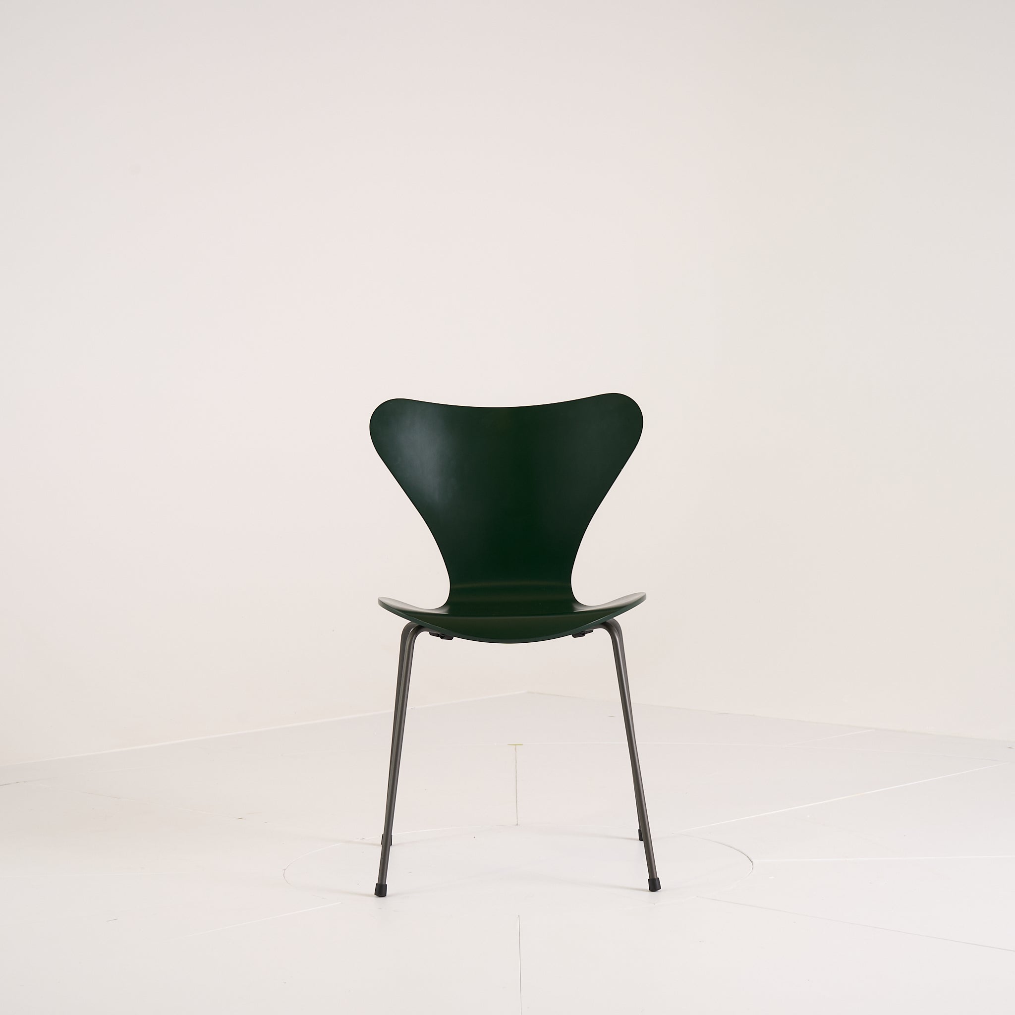 Series 7 Chair by Fritz Hansen in Evergreen Lacquer / Warm Graphite | Floor Sample – Very Good | Shop Now | MO-FHA-3107-64-Hero Image-1