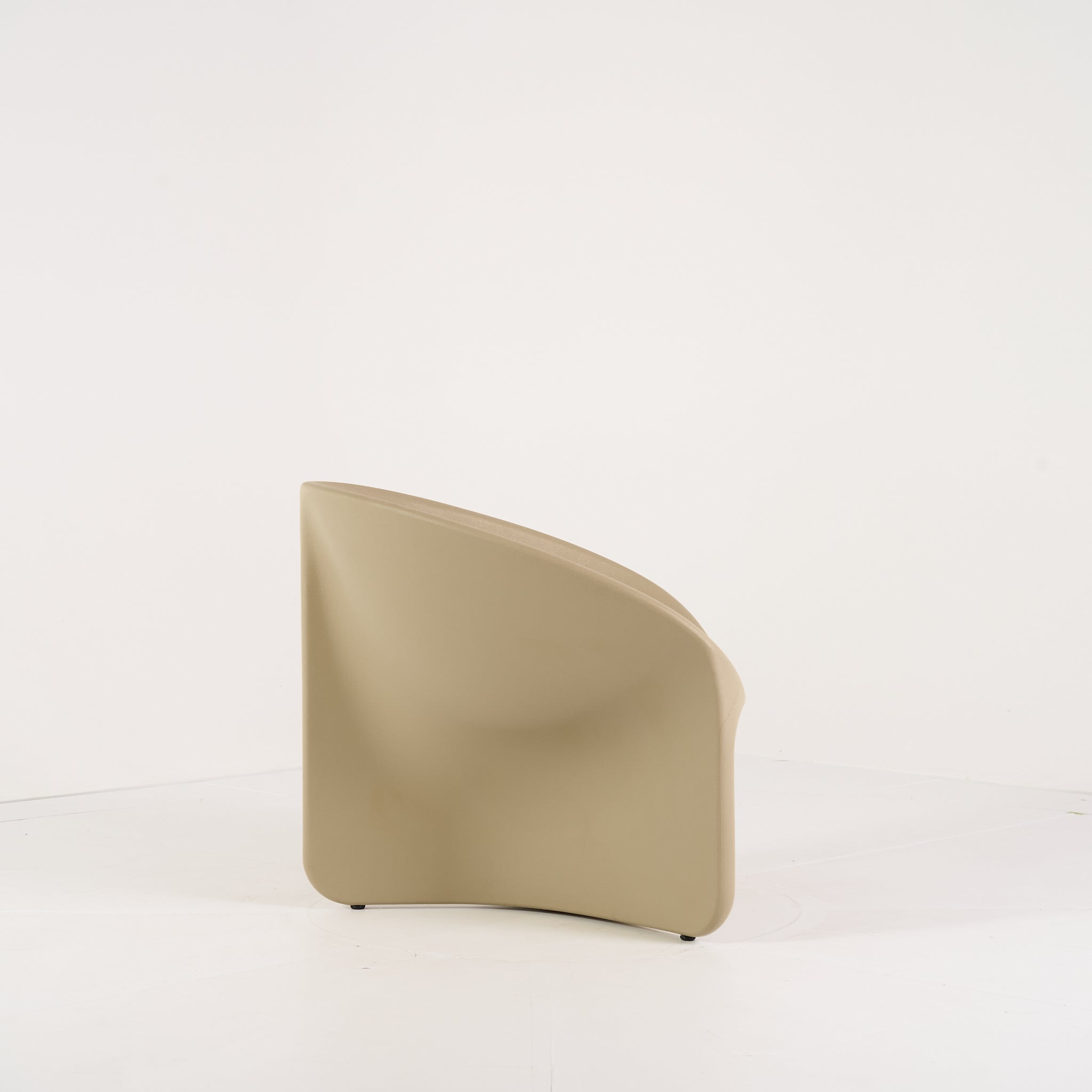 Bluff Chair by Heller in Sand | Open Box – Excellent | Shop Now | MO-HLR-2302_08-1384-Hero Image-3