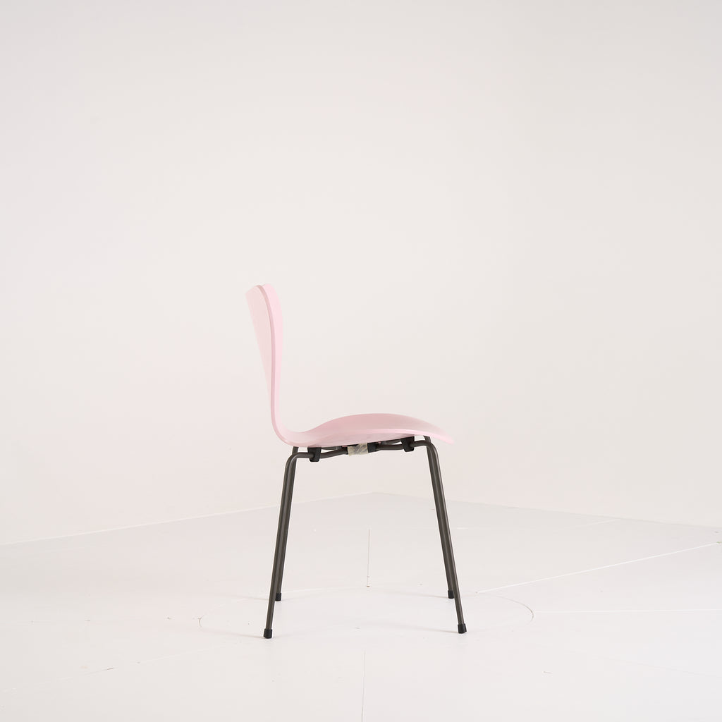 Series 7 Chair by Fritz Hansen in Pale Rose Lacquer / Warm Graphite | Gently Used – Good | Shop Now | MO-FHA-3107-67-Hero Image-1