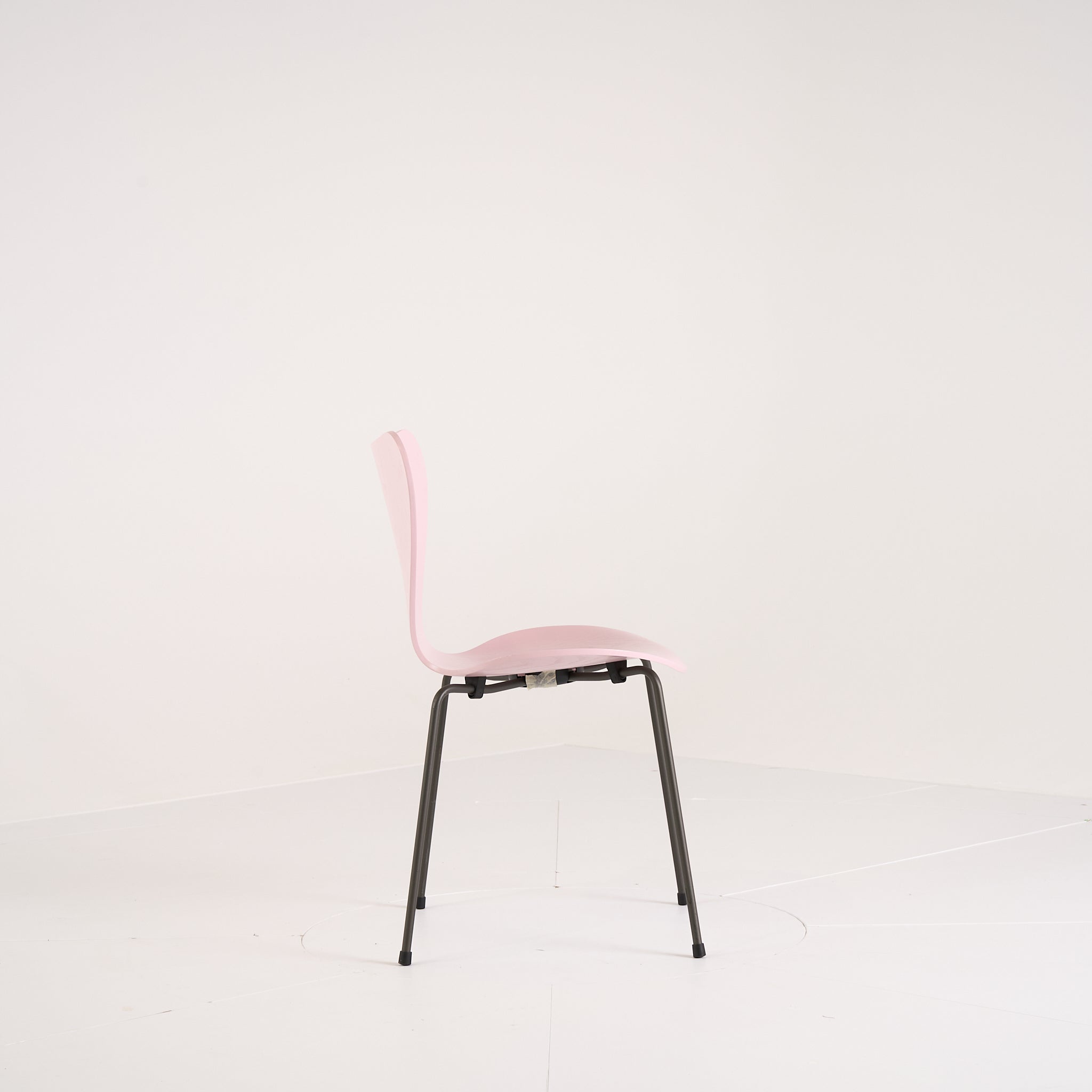 Series 7 Chair by Fritz Hansen in Pale Rose Lacquer / Warm Graphite | Gently Used – Good | Shop Now | MO-FHA-3107-67-Hero Image-1
