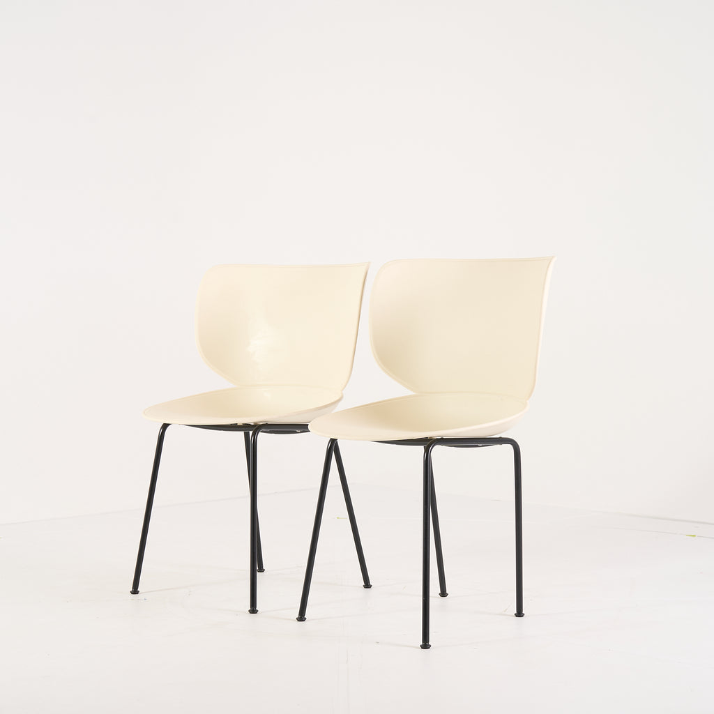Hana Chair Un-Upholstered (Set of 2) by Moooi in Oyster White / Non-Stackable Black Legs | Project Piece – As-Is | Shop Now | MO-MOO-8718282380391-1432-Hero Image-7