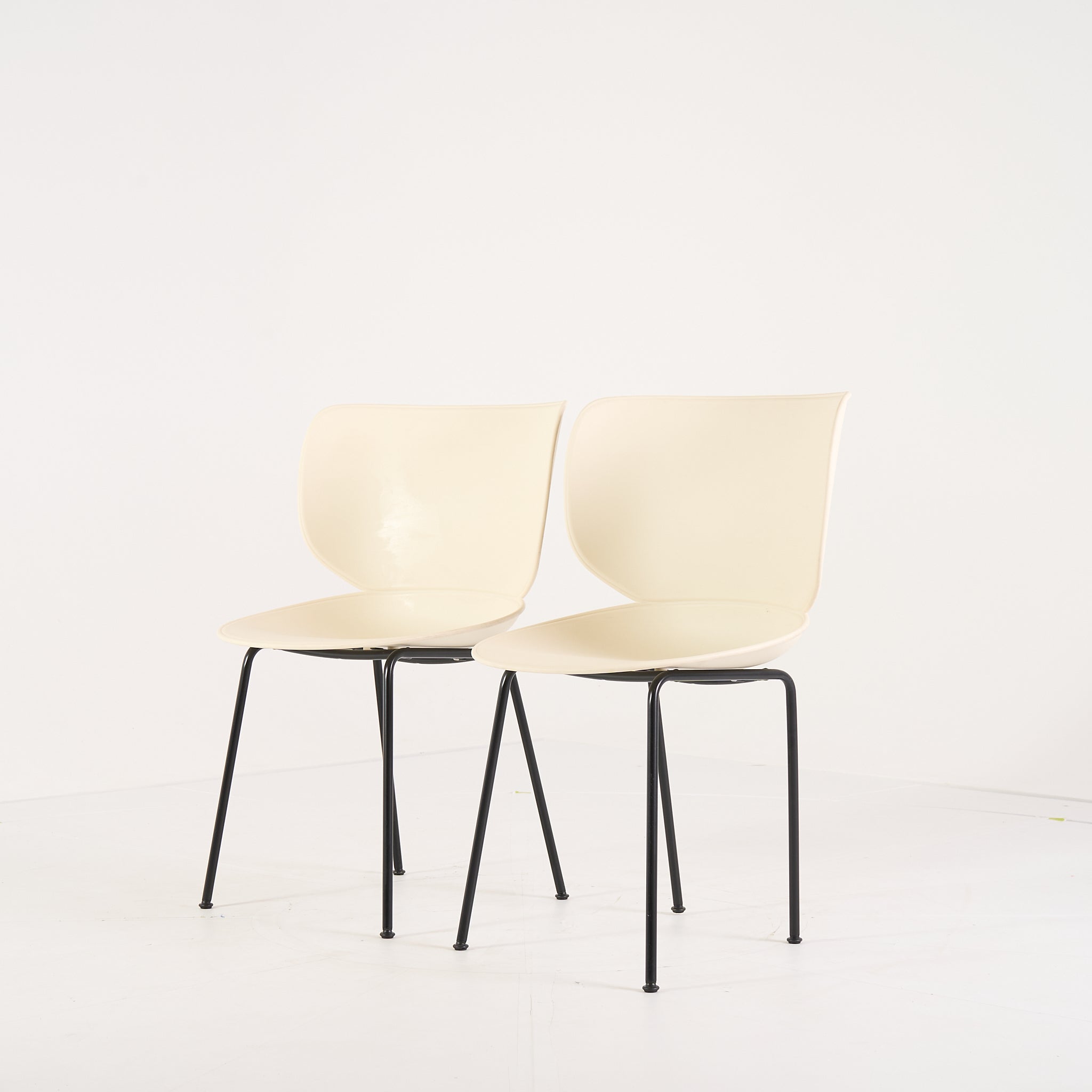 Hana Chair Un-Upholstered (Set of 2) by Moooi in Oyster White / Non-Stackable Black Legs | Project Piece – As-Is | Shop Now | MO-MOO-8718282380391-1432-Hero Image-7