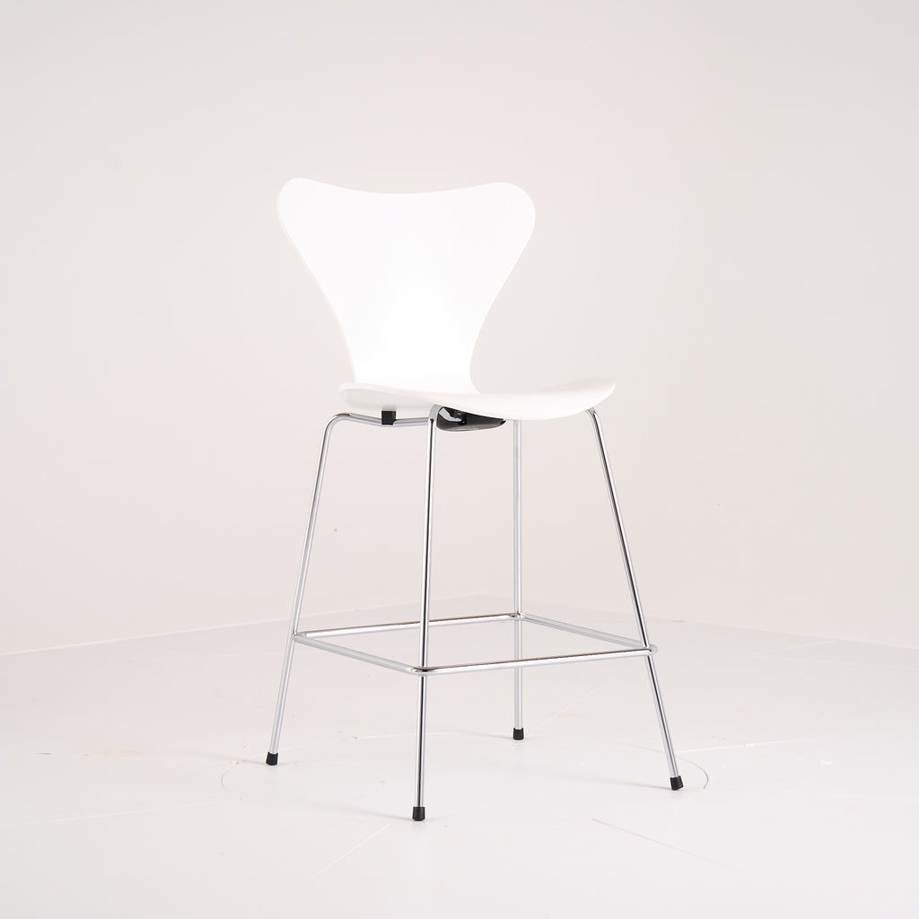 Series 7 Counter Stool by Fritz Hansen in Lacquered White / Chrome | Floor Sample – Very Good | Shop Now | MO-FHA-3187-54-Hero Image-5