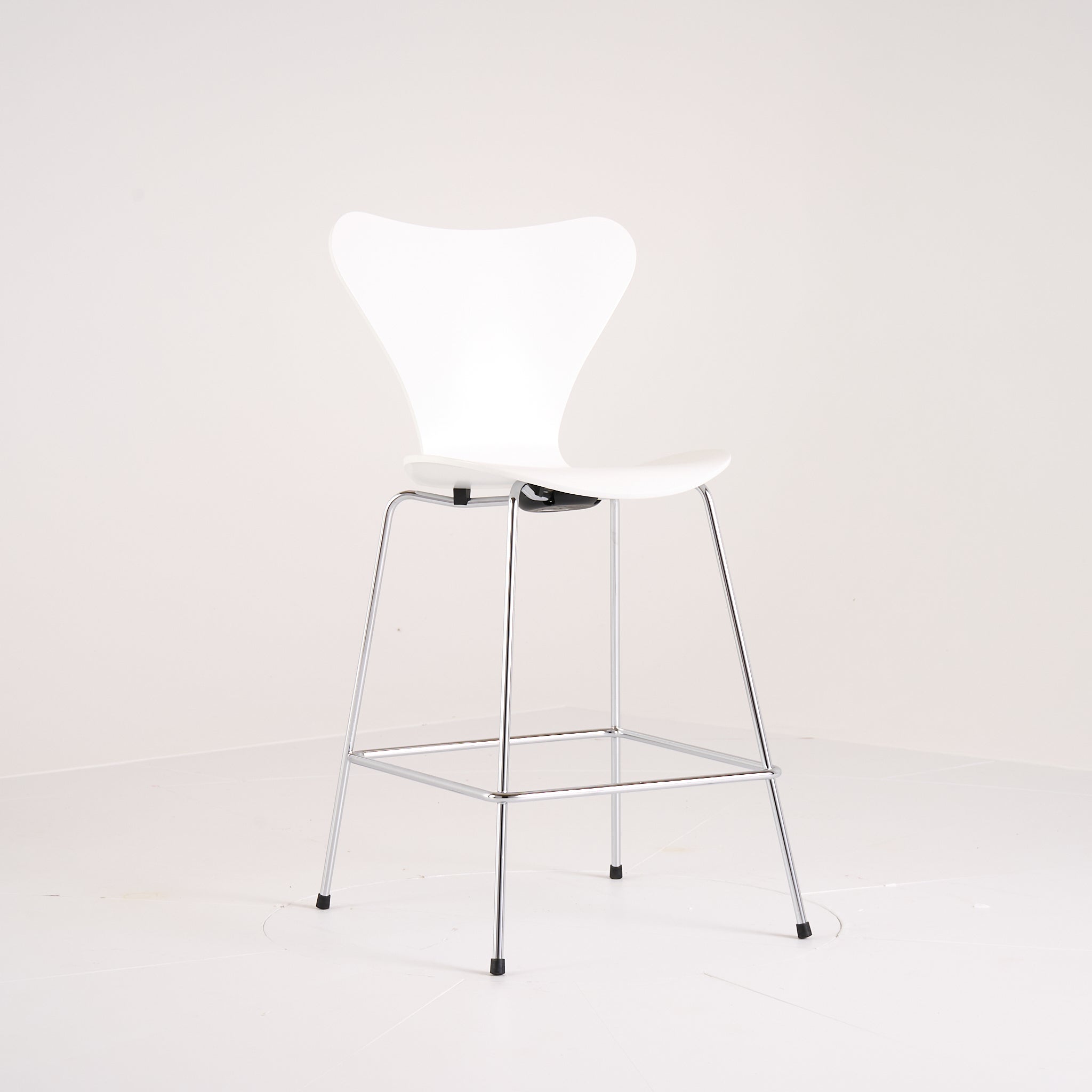 Series 7 Counter Stool by Fritz Hansen in Lacquered White / Chrome | Floor Sample – Very Good | Shop Now | MO-FHA-3187-54-Hero Image-5