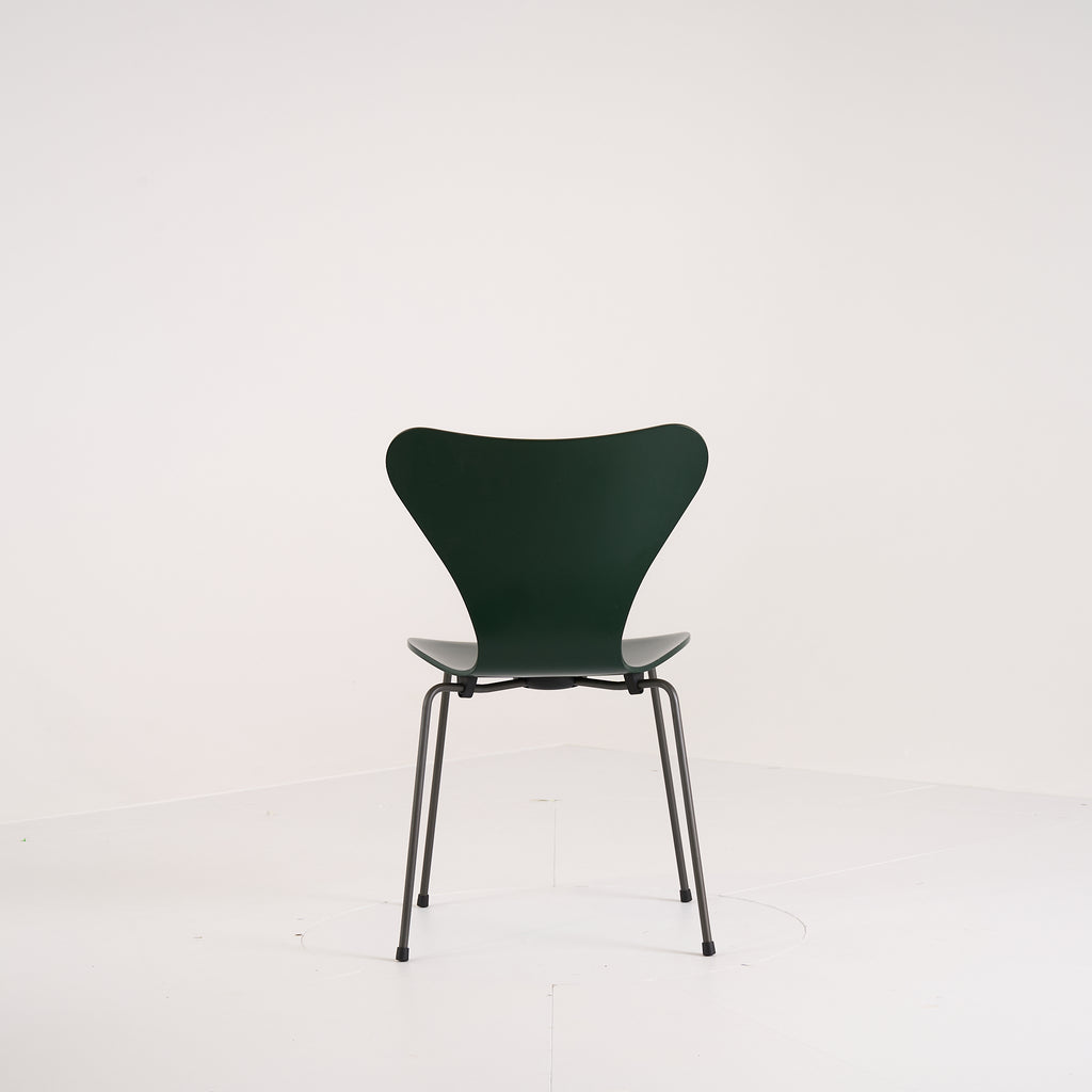 Series 7 Chair by Fritz Hansen in Evergreen Lacquer / Warm Graphite | Floor Sample – Very Good | Shop Now | MO-FHA-3107-64-Hero Image-7