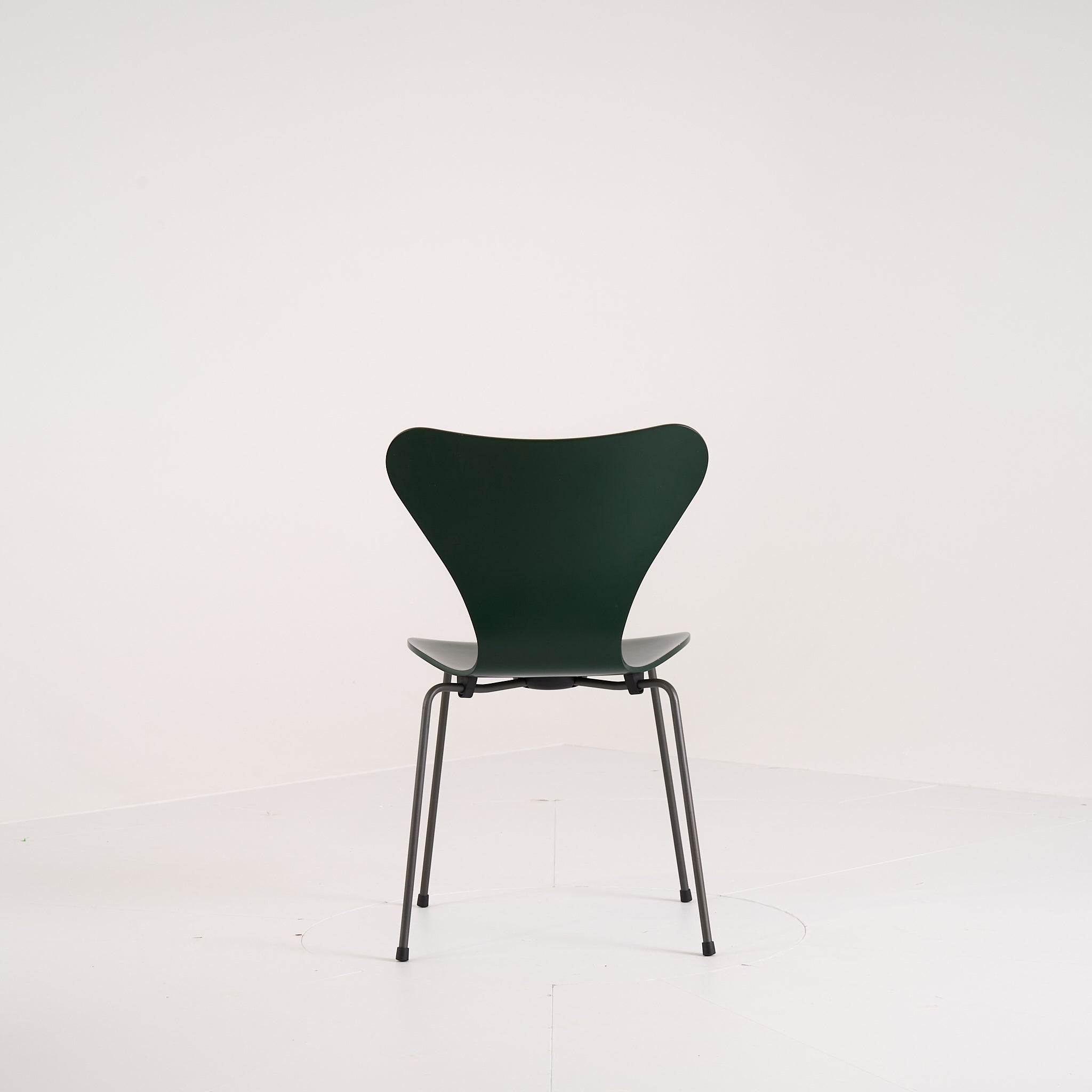 Series 7 Chair by Fritz Hansen in Evergreen Lacquer / Warm Graphite | Floor Sample – Very Good | Shop Now | MO-FHA-3107-64-Hero Image-7