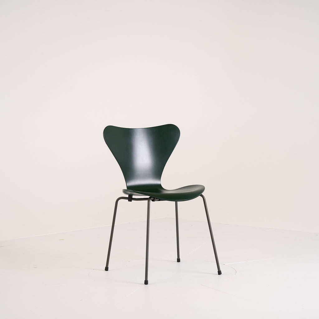 Series 7 Chair by Fritz Hansen in Evergreen Lacquer / Warm Graphite | Floor Sample – Very Good | Shop Now | MO-FHA-3107-64-Hero Image-5