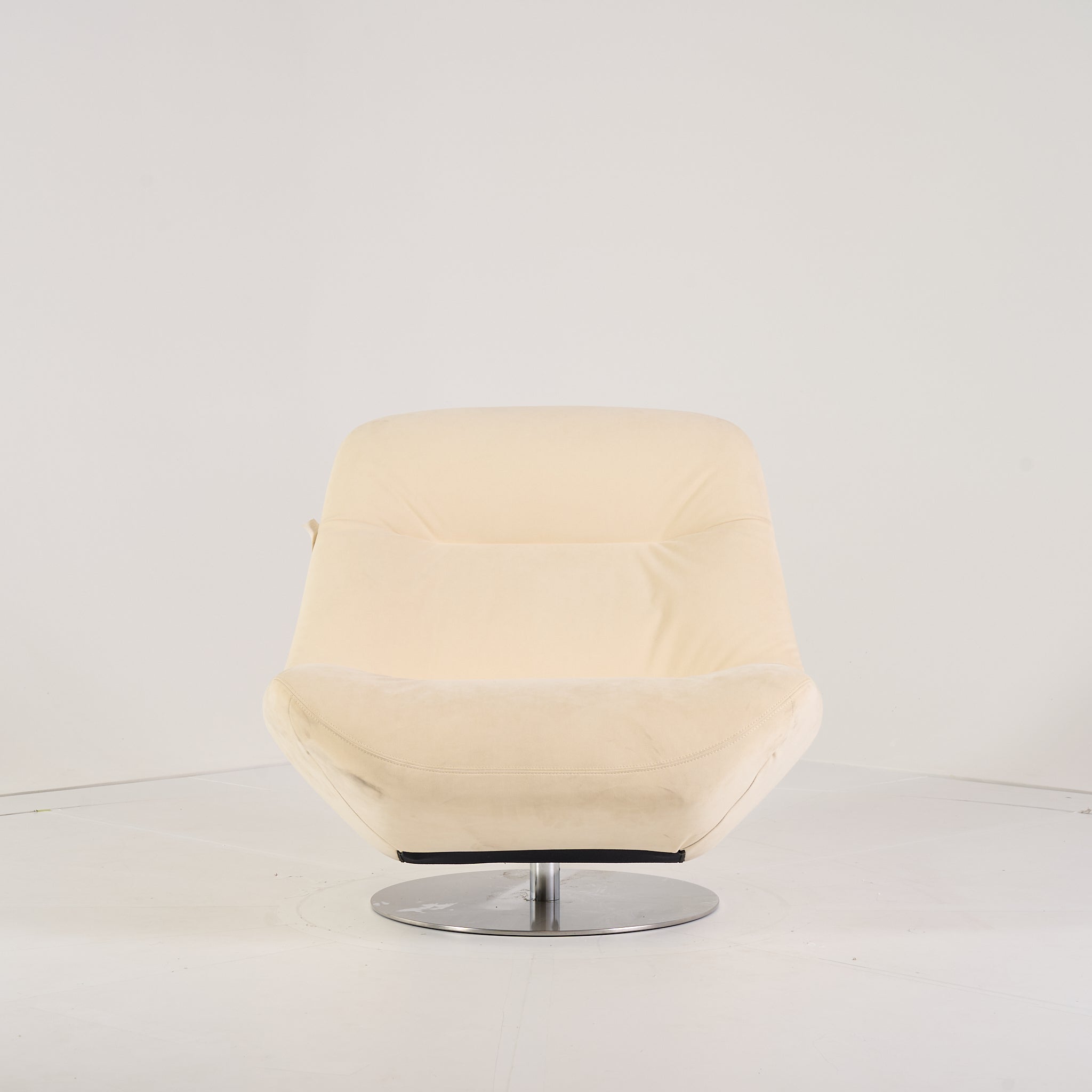 Manarola Swivelling Armchair by Ligne Roset in Alcantara Eggshell | Project Piece – As-Is | Shop Now | MO-LIR-14090200-1198-Hero Image-1