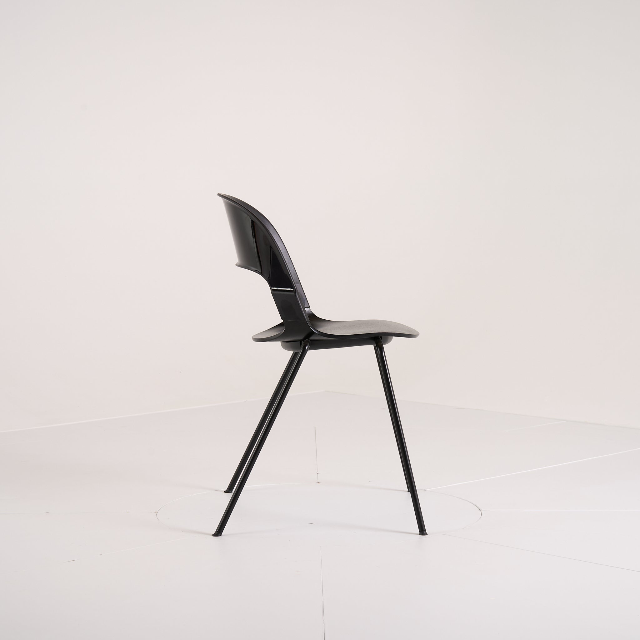 Pair Chair by Fritz Hansen in Black / Black | Gently Used – Good