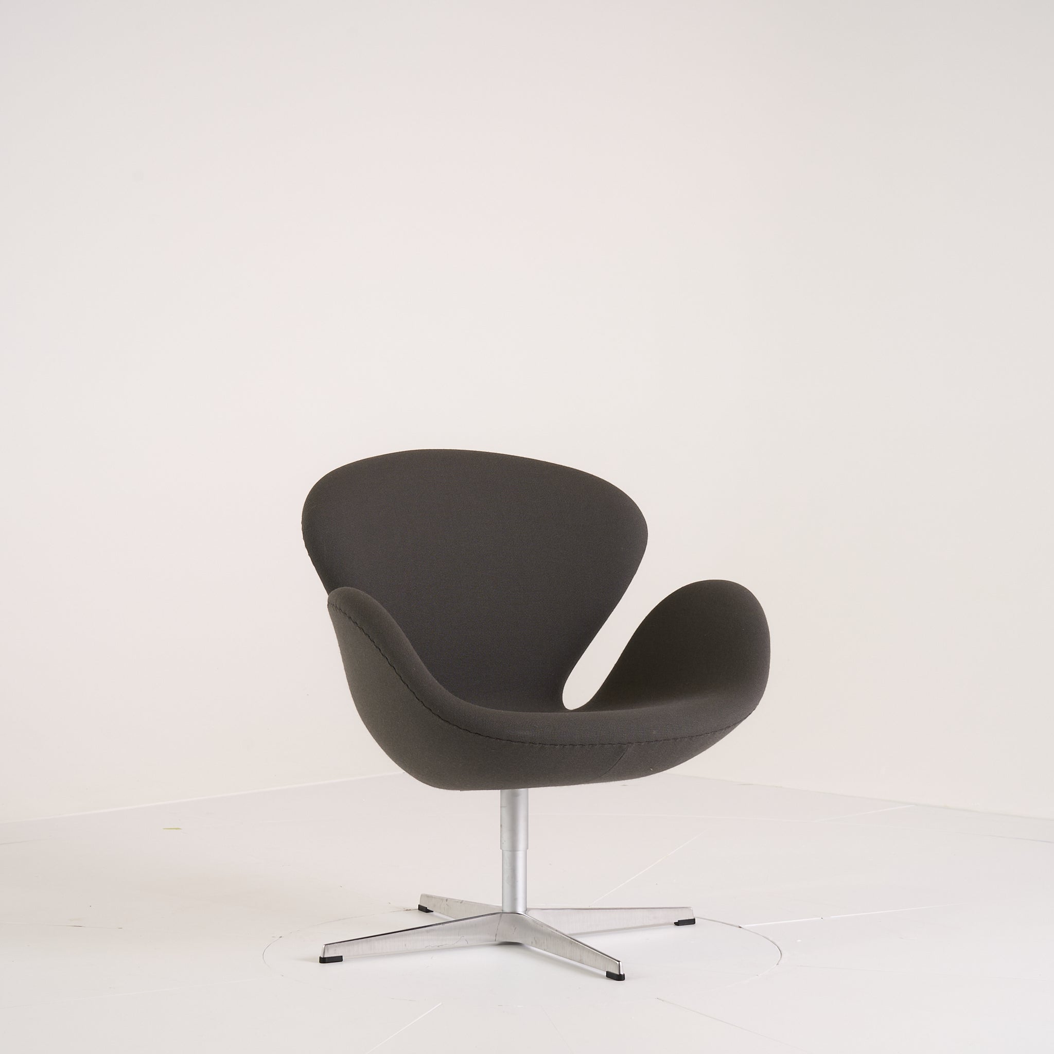 Swan Chair  by Fritz Hansen in Fame 61060 (Grey) / Brushed Aluminum | Floor Sample – Very Good | Shop Now | MO-FHA-3320-27-Hero Image-2