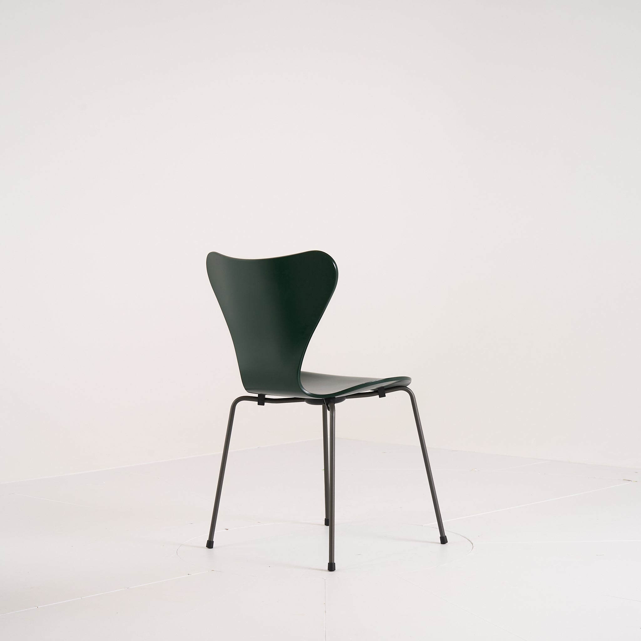 Series 7 Chair by Fritz Hansen in Evergreen Lacquer / Warm Graphite | Floor Sample – Very Good | Shop Now | MO-FHA-3107-64-Hero Image-4