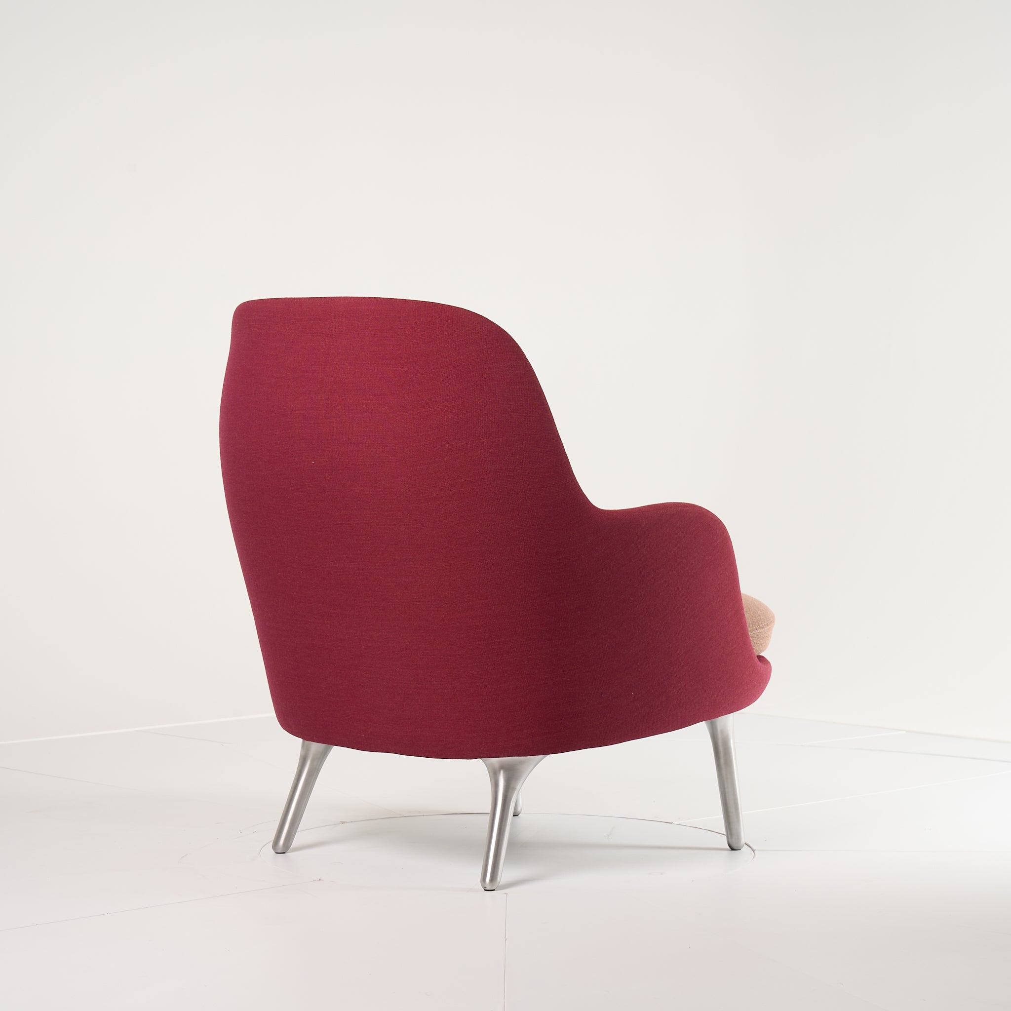 Fri Chair by Fritz Hansen in Floraistic Crisp - Hemp/Rose - Brushed Aluminum | Floor Sample – Very Good | Shop Now | MO-FHA-JH4-43-Hero Image-4